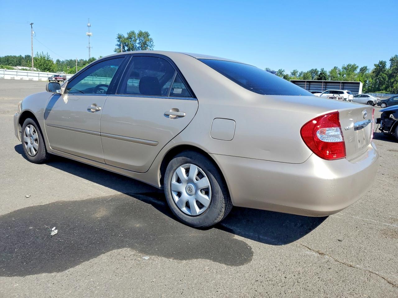 2004 TOYOTA CAMRY LE photo 3