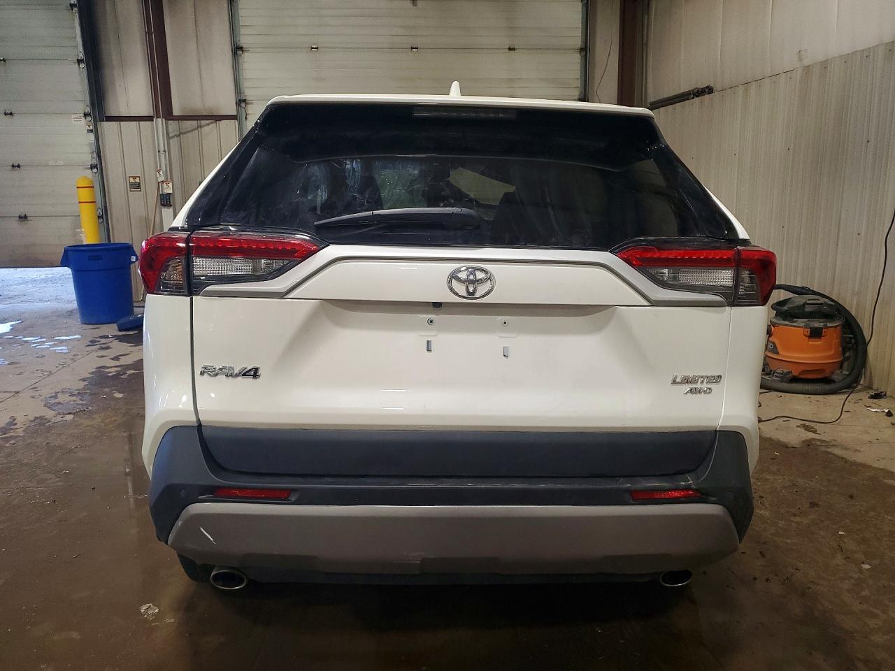 2022 TOYOTA RAV4 LIMITED photo 11
