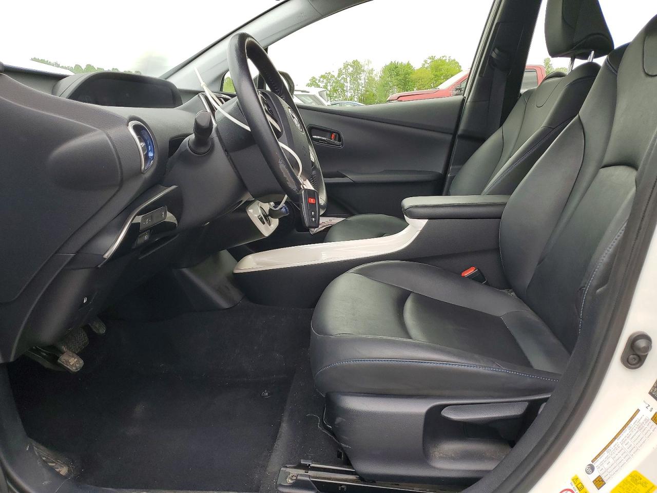 2016 TOYOTA PRIUS THREE TOURING photo 13