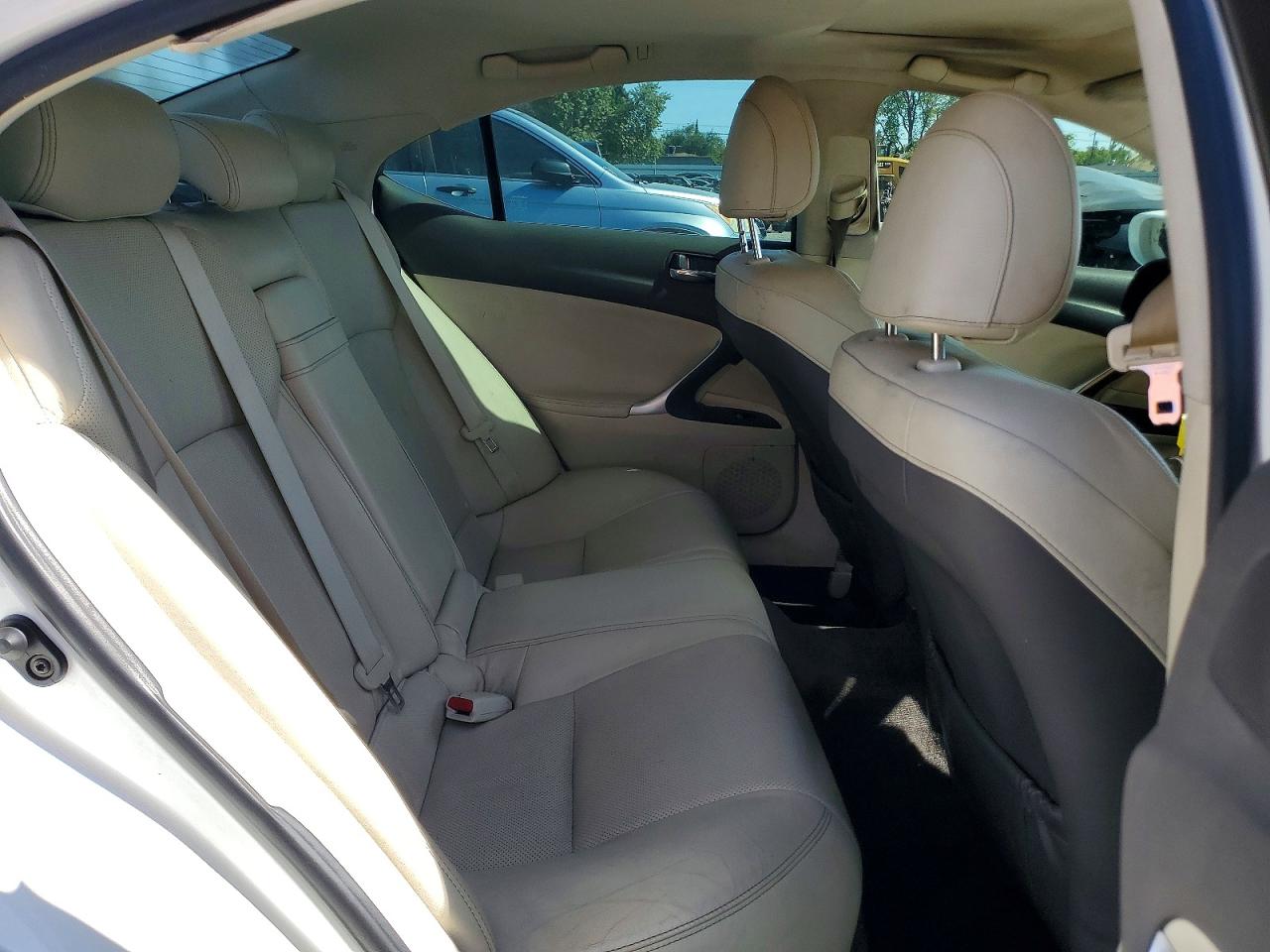 2011 LEXUS IS 250 photo 28