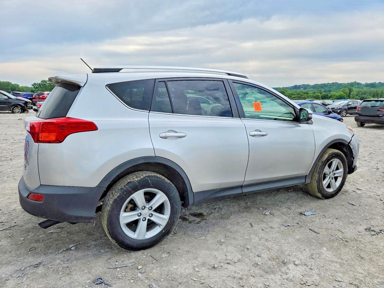 2014 TOYOTA RAV4 XLE photo 5