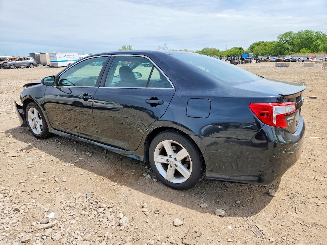2014 TOYOTA CAMRY SE photo 3