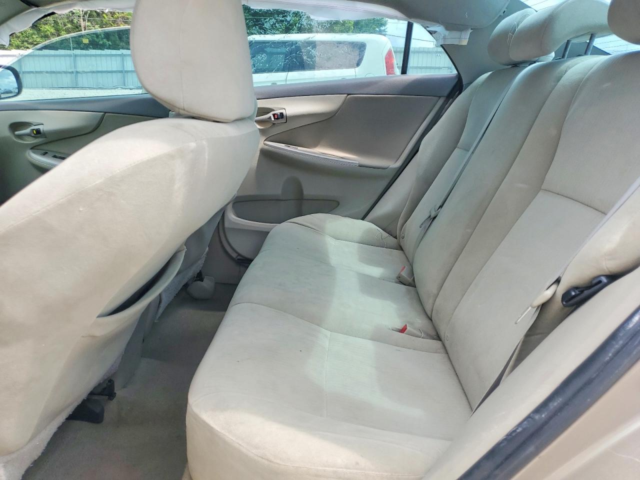 2010 TOYOTA COROLLA LE photo 19