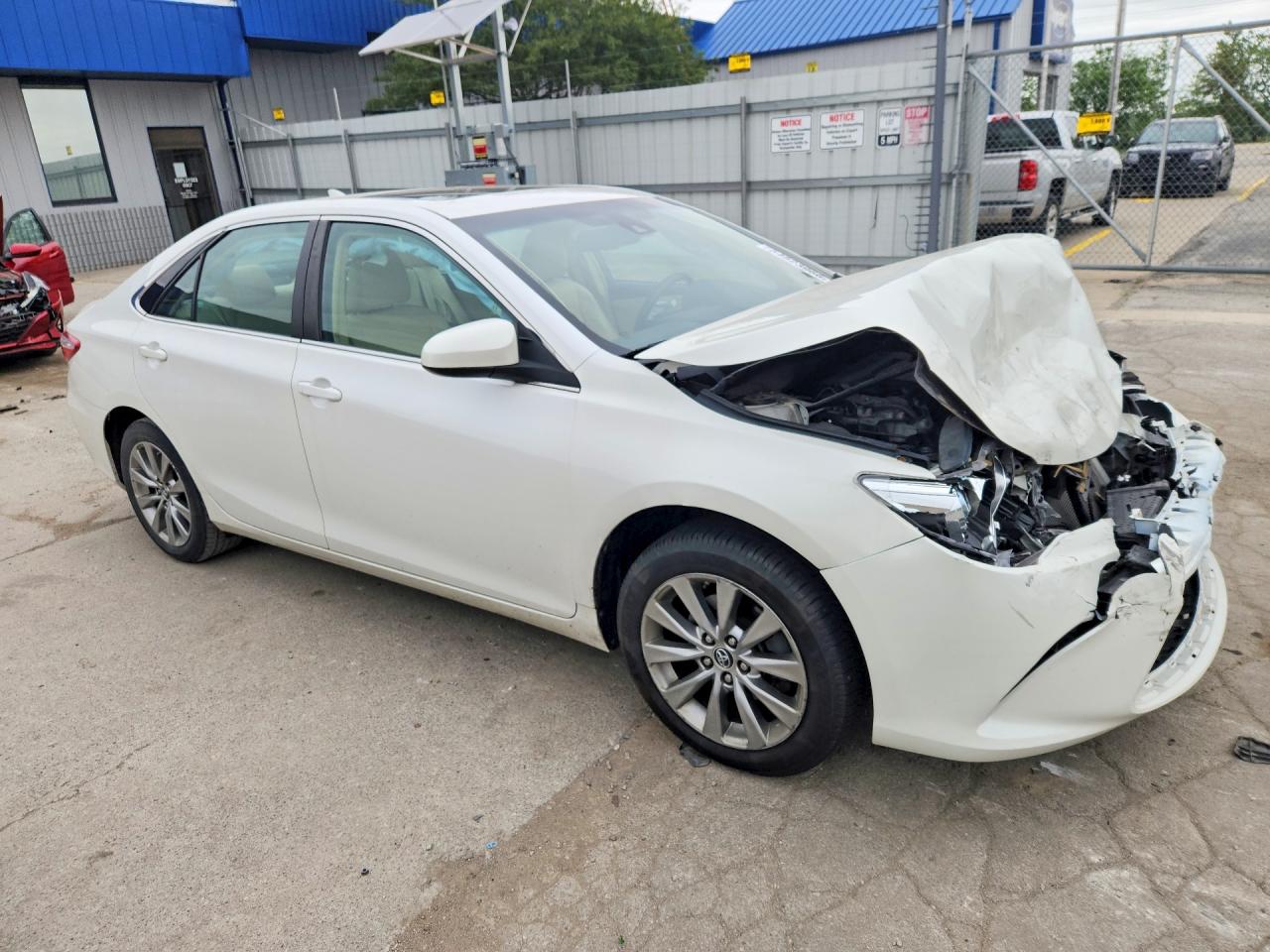 2015 TOYOTA CAMRY XLE photo 4