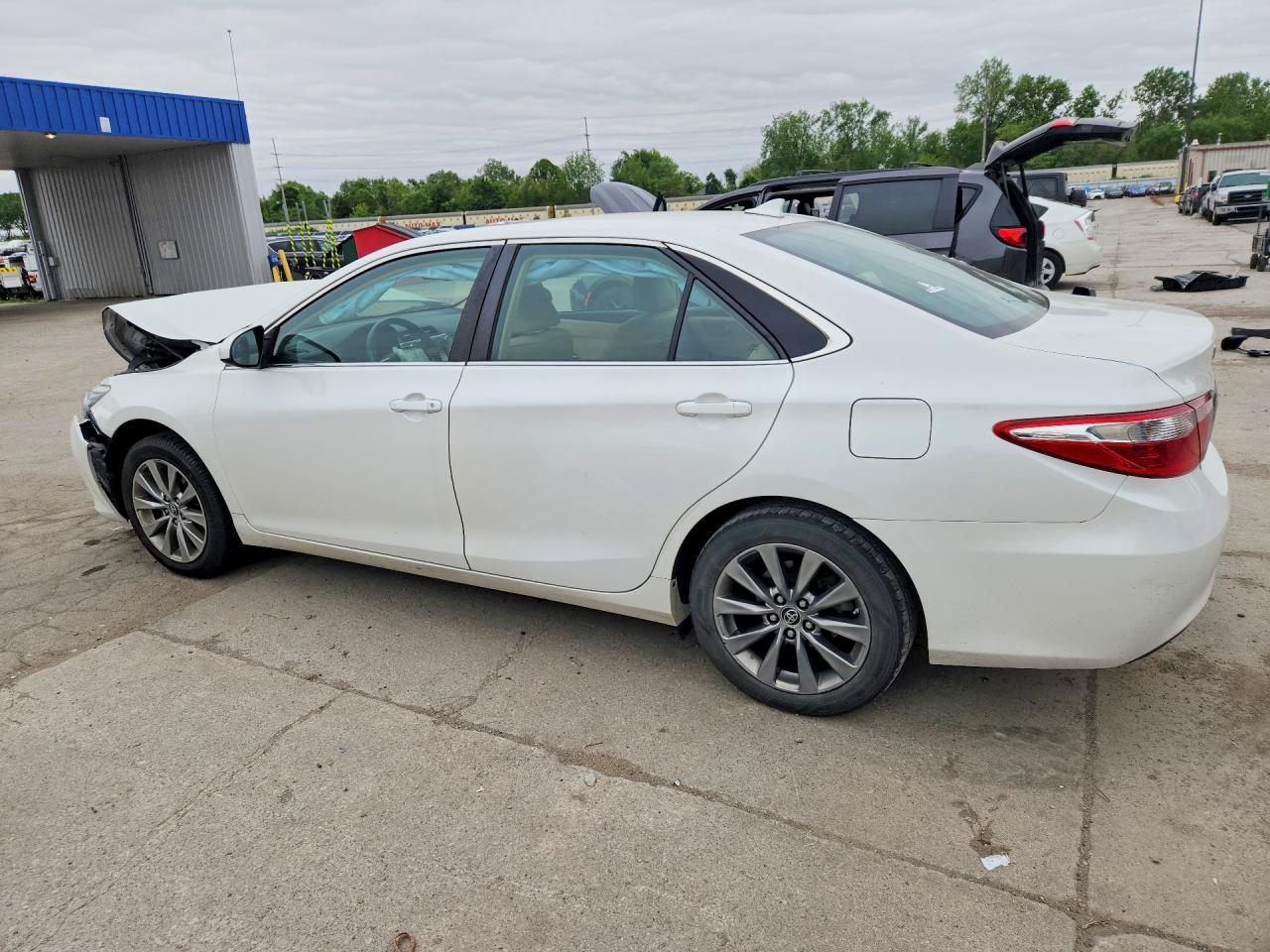 2015 TOYOTA CAMRY XLE photo 2