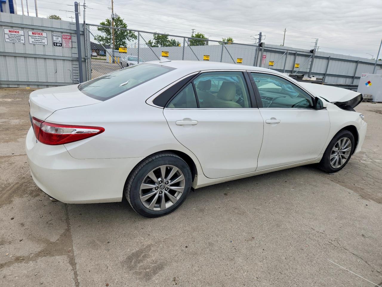 2015 TOYOTA CAMRY XLE photo 3