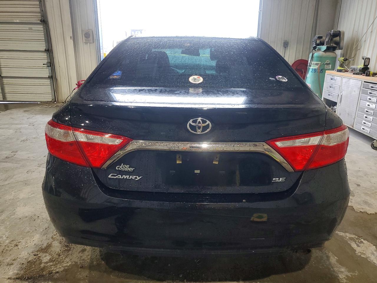 2016 TOYOTA CAMRY SE photo 16