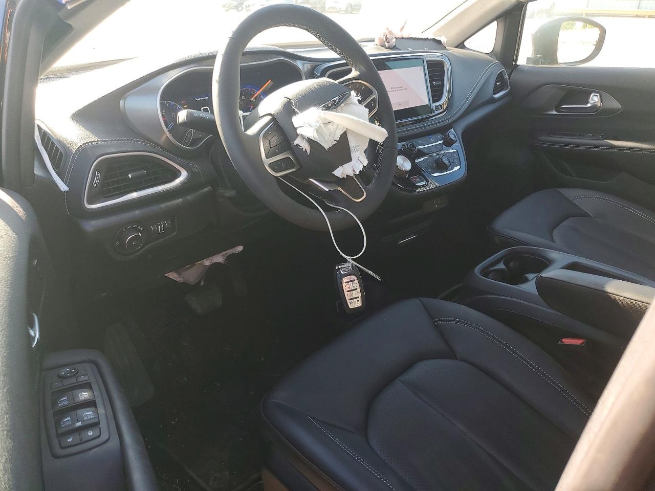 2026 CHRYSLER PACIFICA SELECT photo 8