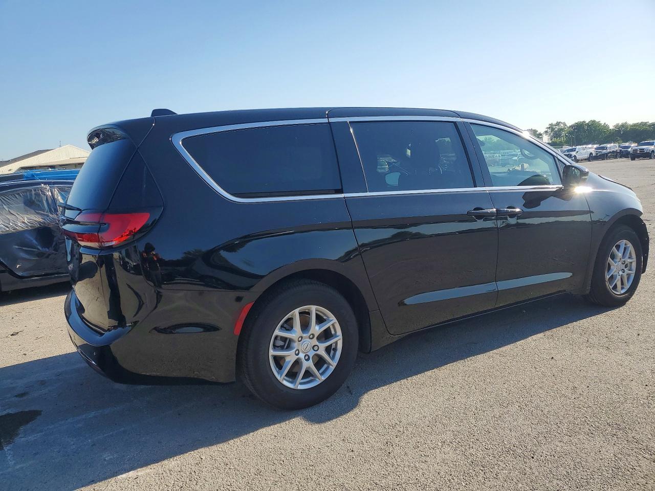 2026 CHRYSLER PACIFICA SELECT photo 3