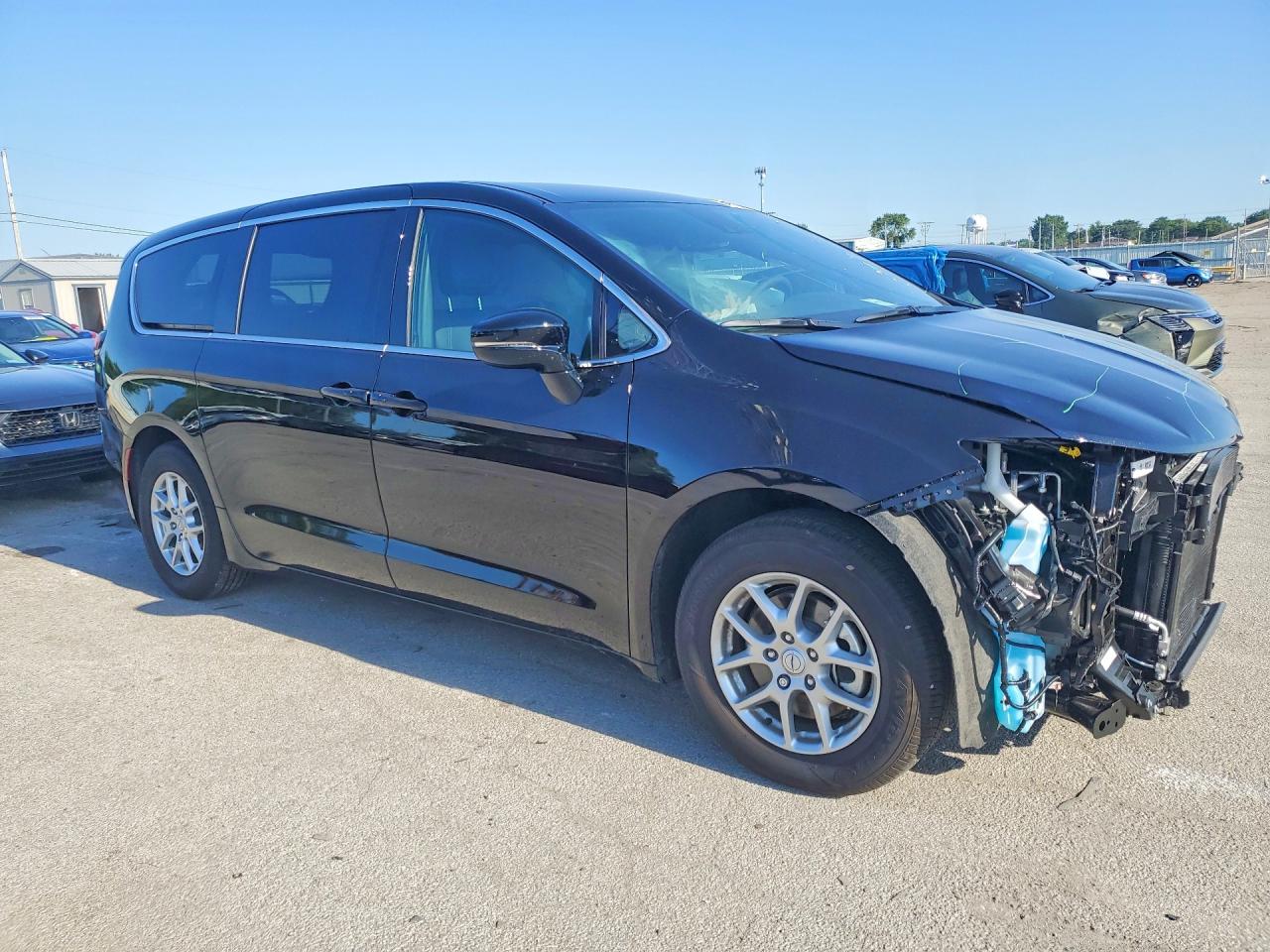2026 CHRYSLER PACIFICA SELECT photo 4