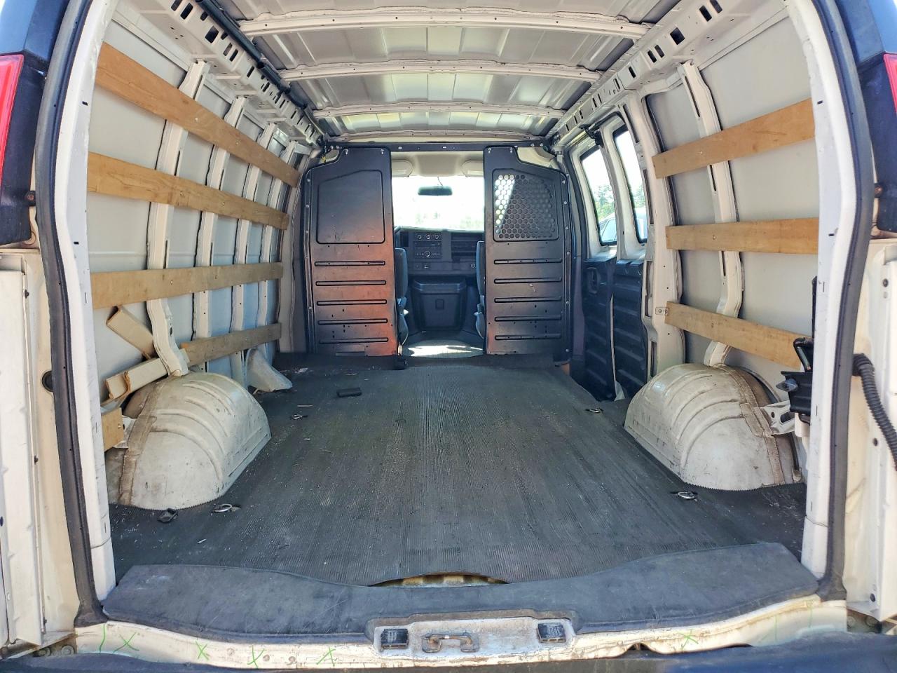 2018 GMC SAVANA 2500 DELIVERY VAN photo 28