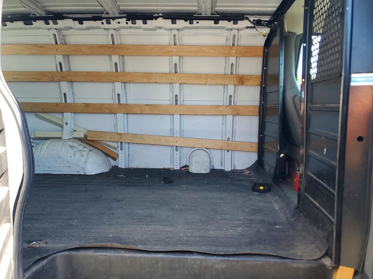2018 GMC SAVANA 2500 DELIVERY VAN photo 31