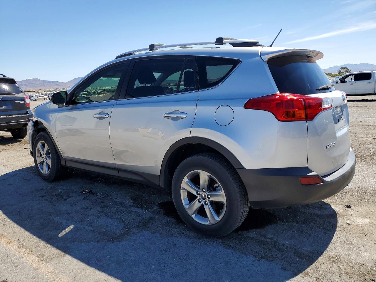 2015 TOYOTA RAV4 XLE photo 4