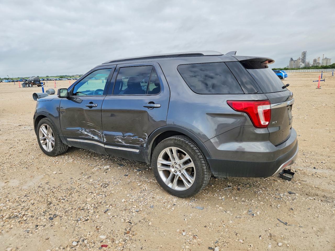 2016 FORD EXPLORER XLT photo 4