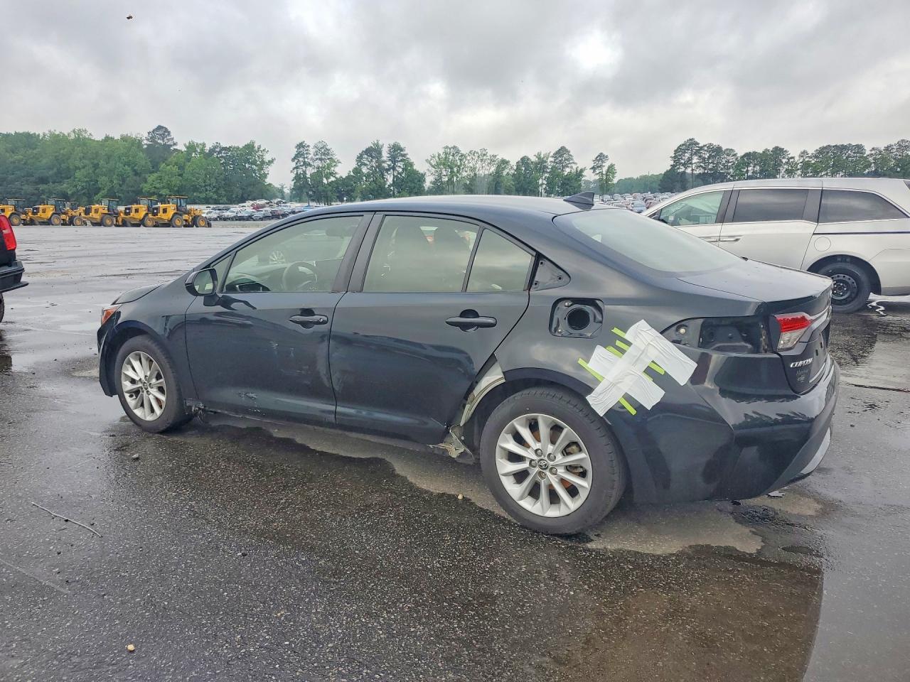 2021 TOYOTA COROLLA LE photo 3