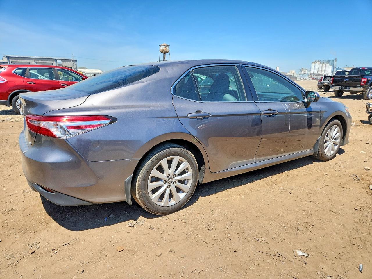 2018 TOYOTA CAMRY LE photo 3