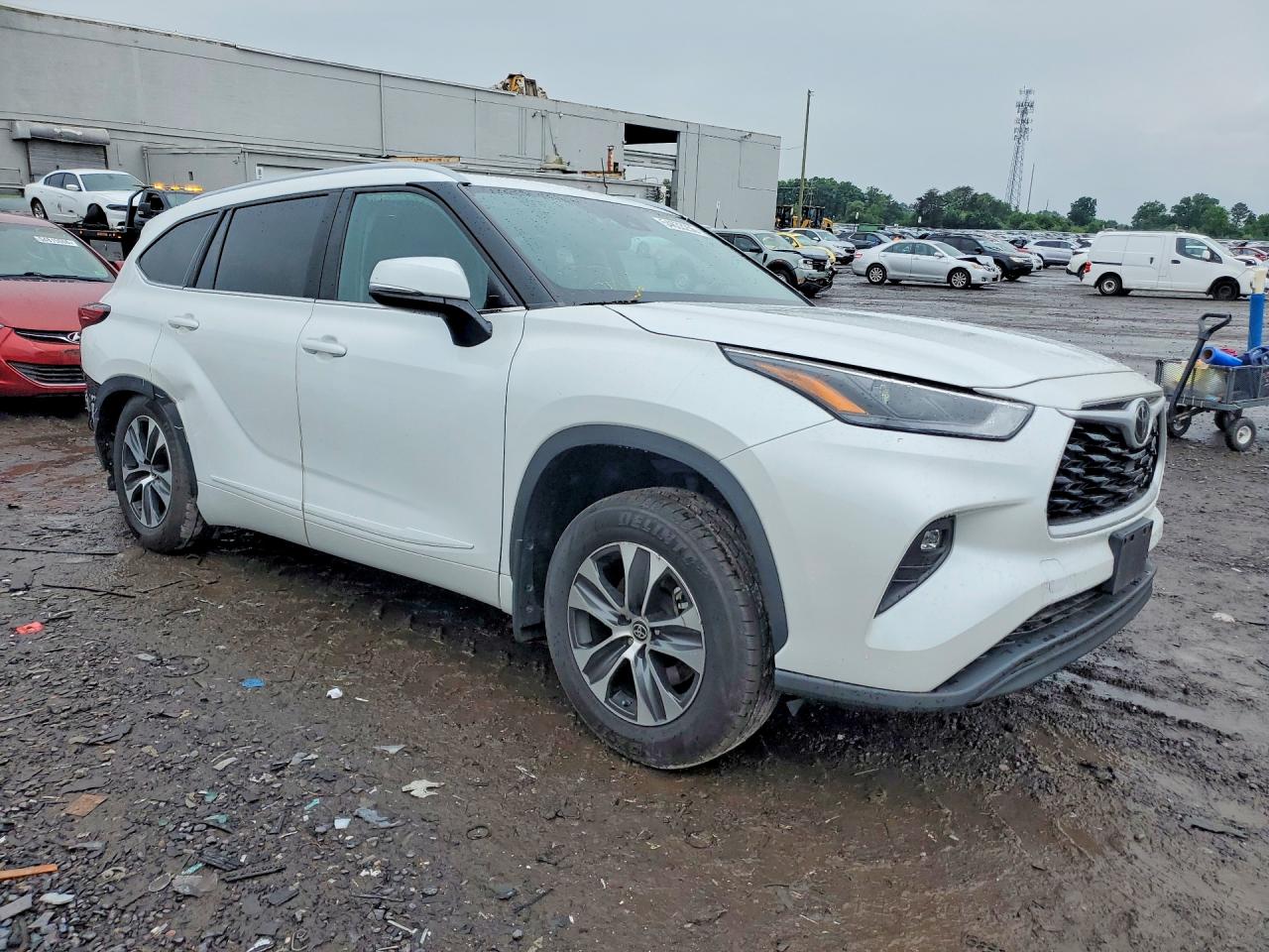 2023 TOYOTA HIGHLANDER XLE photo 10