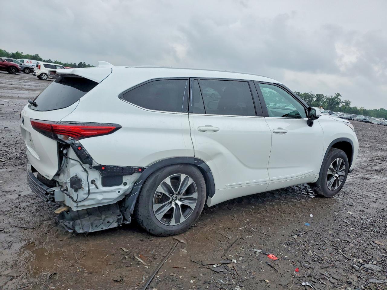 2023 TOYOTA HIGHLANDER XLE photo 7