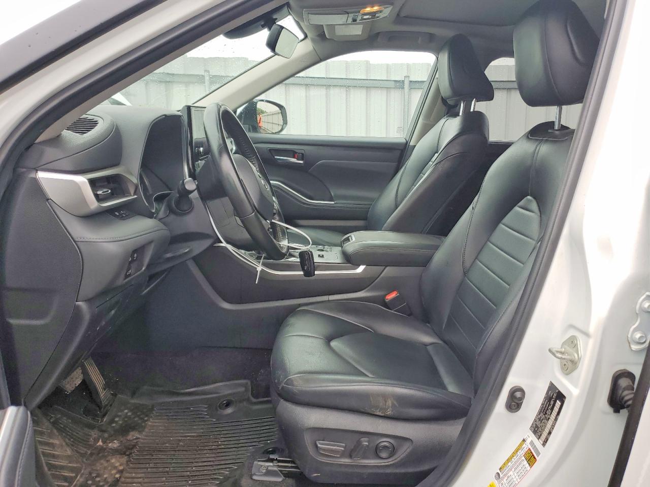 2023 TOYOTA HIGHLANDER XLE photo 19