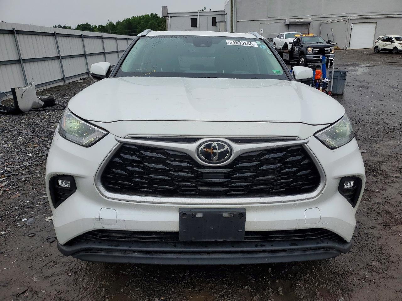 2023 TOYOTA HIGHLANDER XLE photo 13