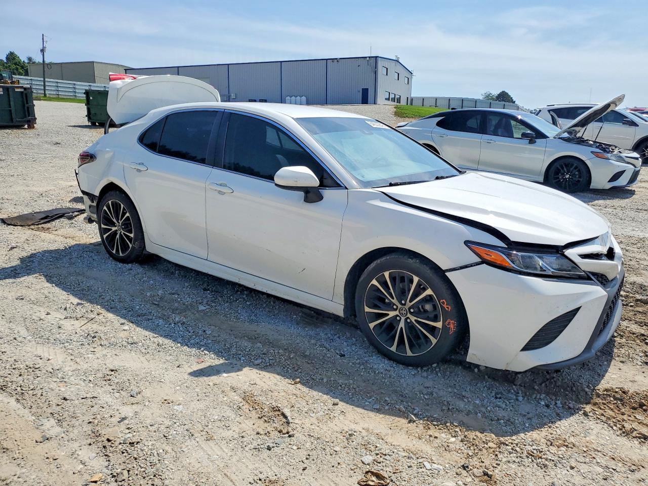2018 TOYOTA CAMRY SE photo 4