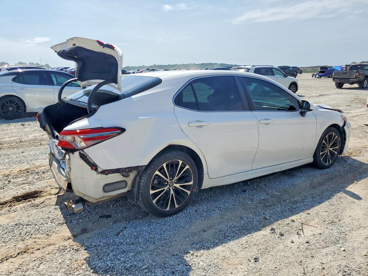 2018 TOYOTA CAMRY SE photo 3