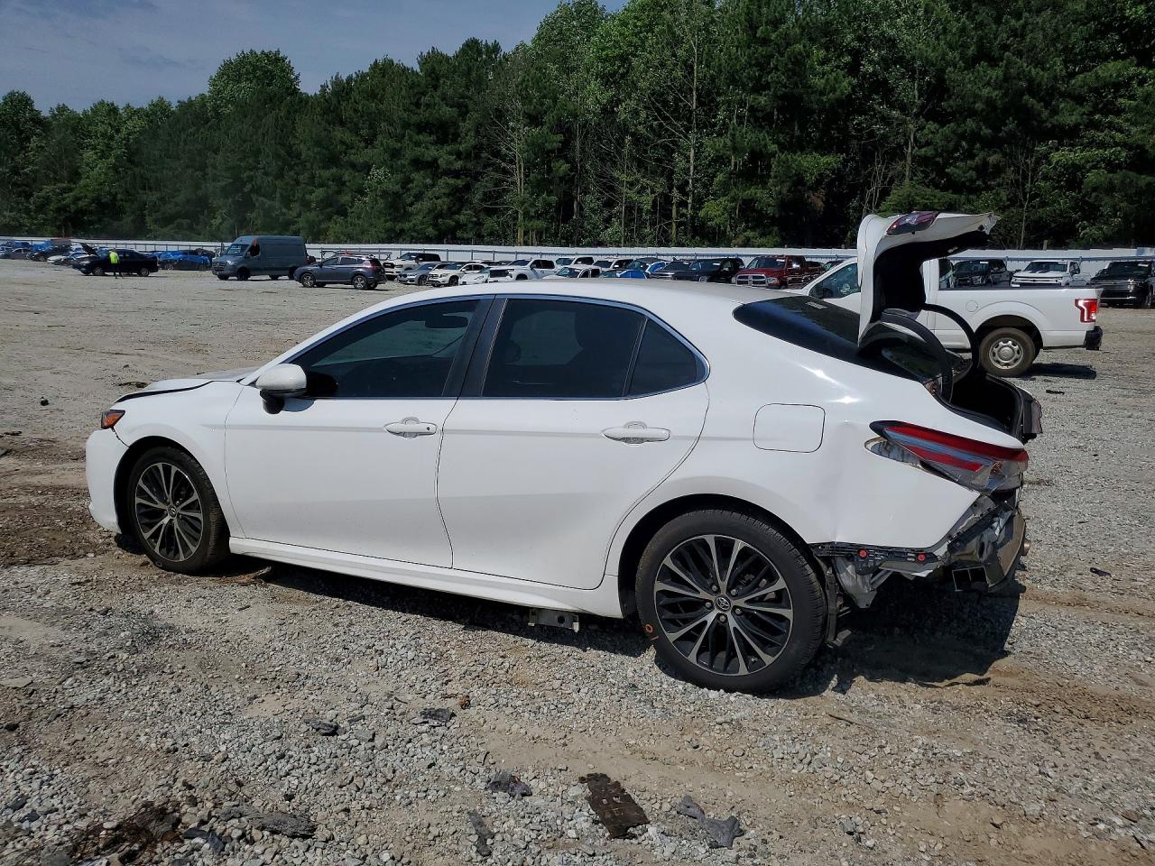 2018 TOYOTA CAMRY SE photo 2
