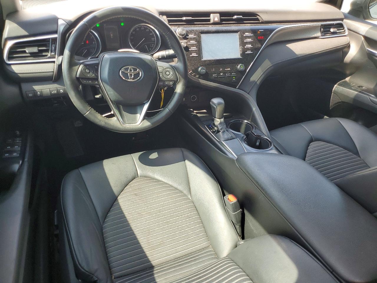 2018 TOYOTA CAMRY SE photo 8