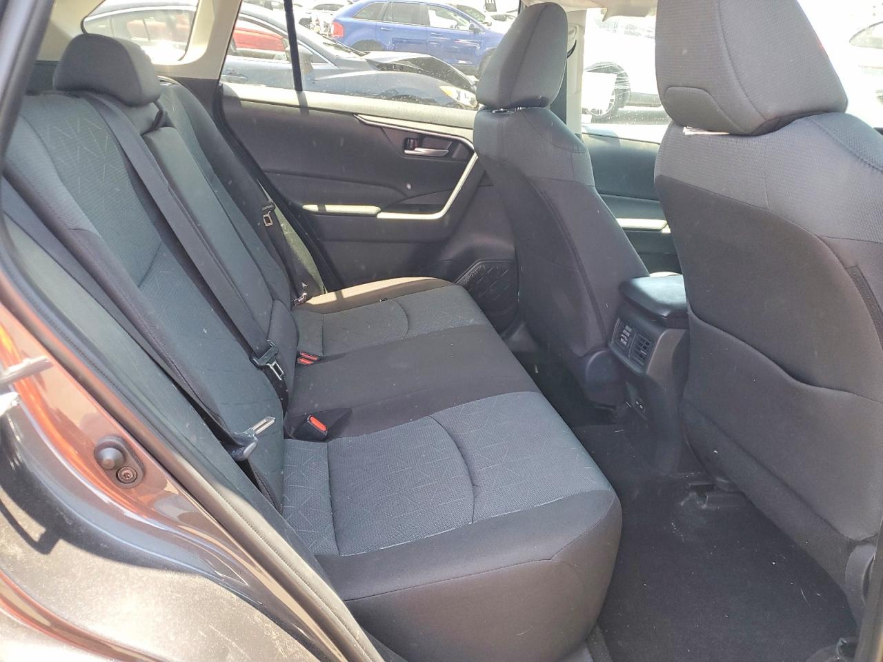 2025 TOYOTA RAV4 XLE photo 31