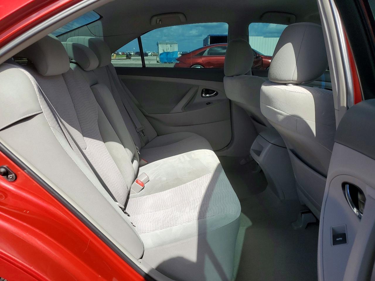 2011 TOYOTA CAMRY LE photo 19