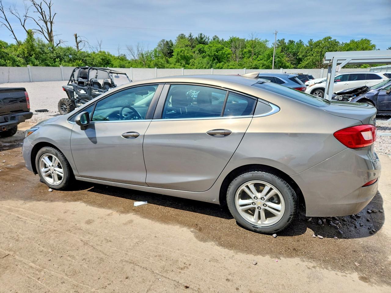 2017 CHEVROLET CRUZE LT photo 2