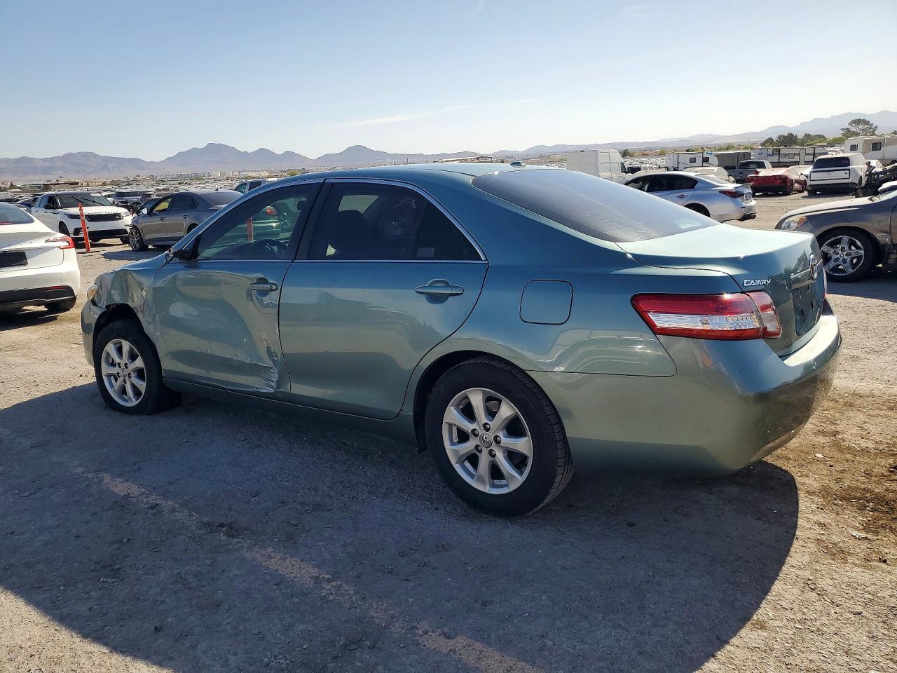 2011 TOYOTA CAMRY LE photo 3