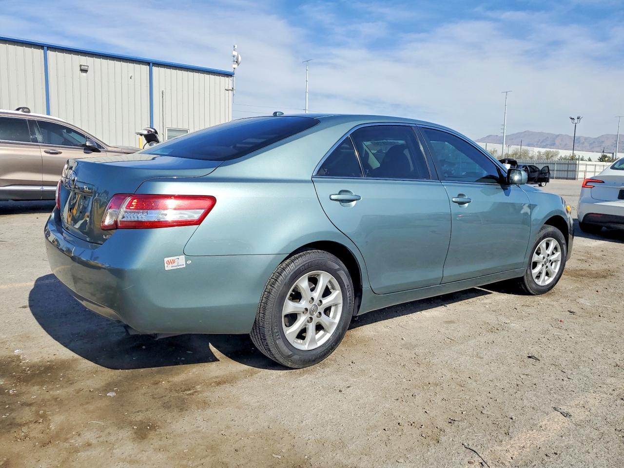 2011 TOYOTA CAMRY LE photo 5