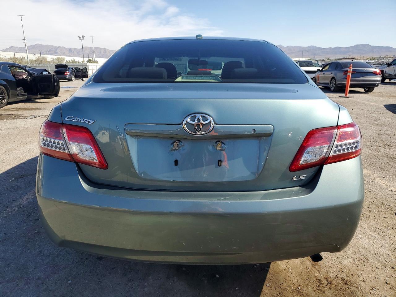 2011 TOYOTA CAMRY LE photo 11