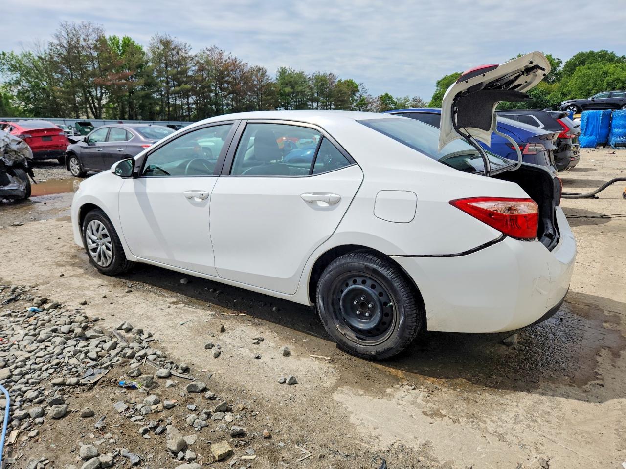 2018 TOYOTA COROLLA LE photo 2