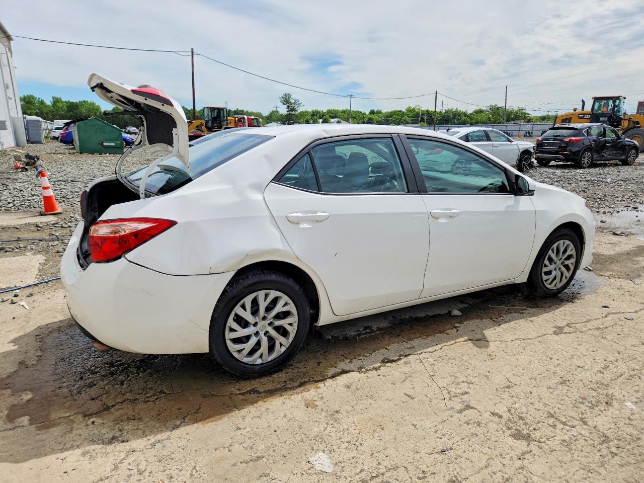 2018 TOYOTA COROLLA LE photo 3
