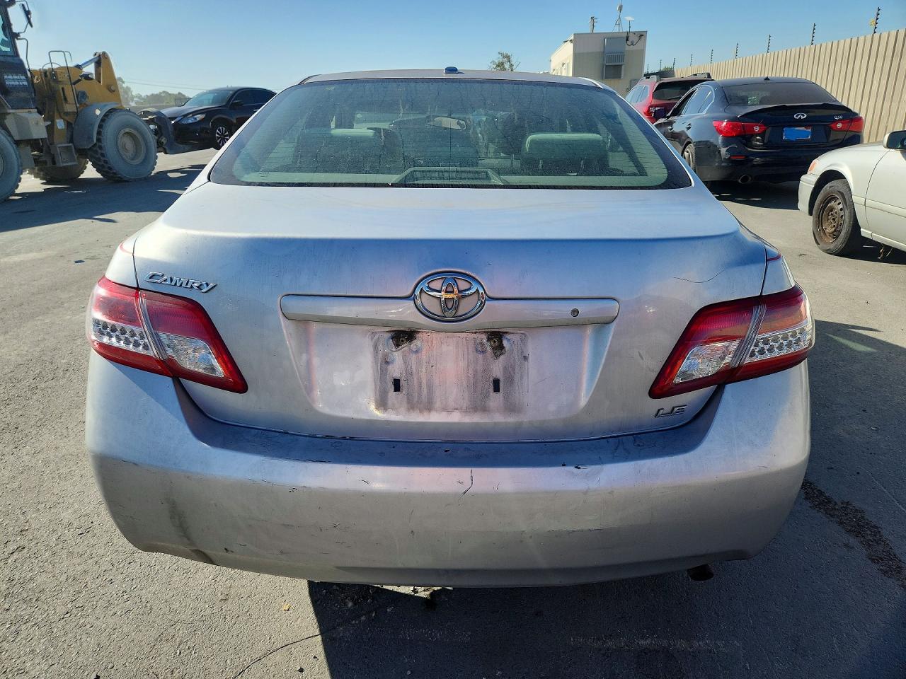 2010 TOYOTA CAMRY LE photo 11