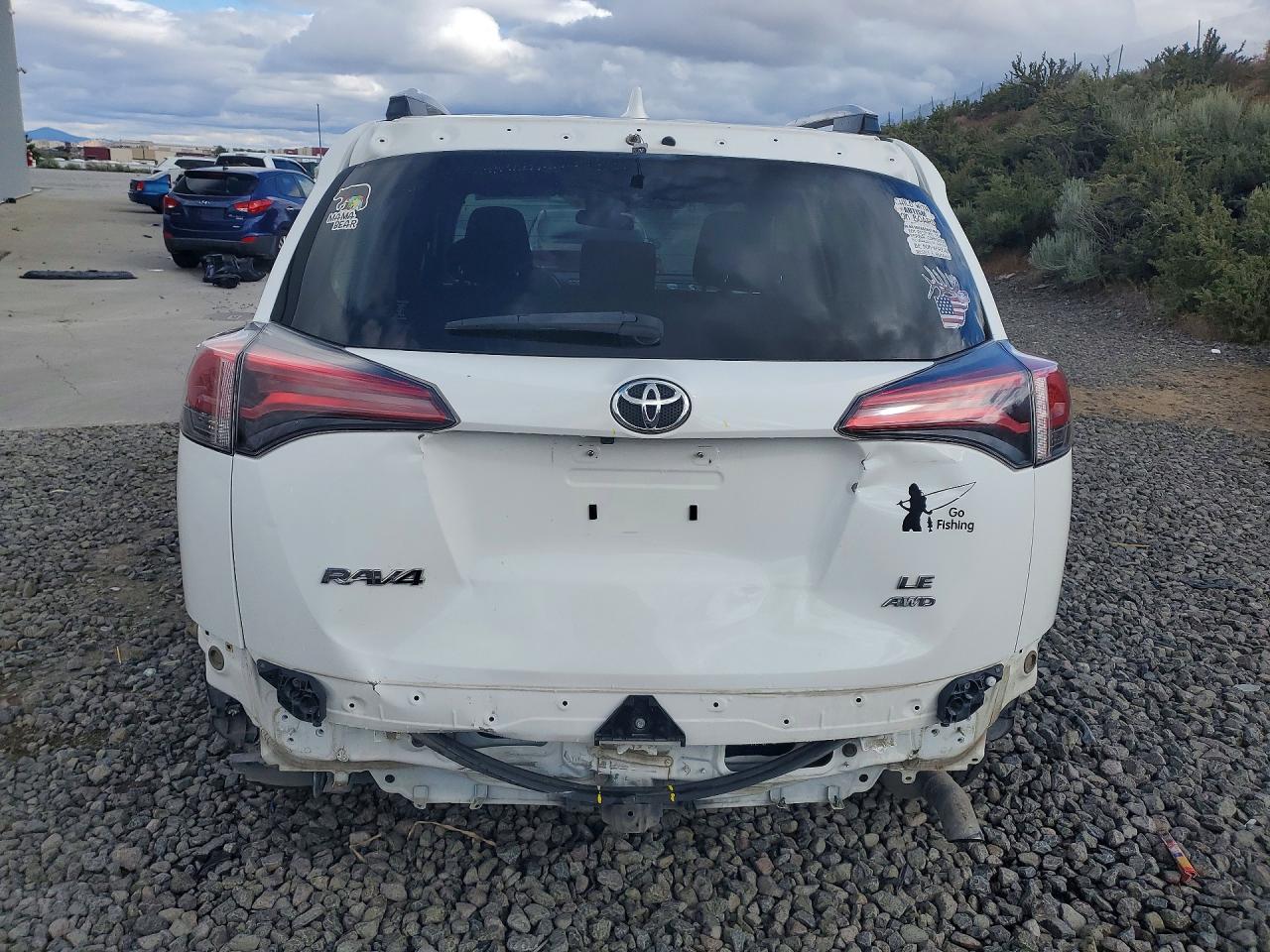 2018 TOYOTA RAV4 LE photo 16
