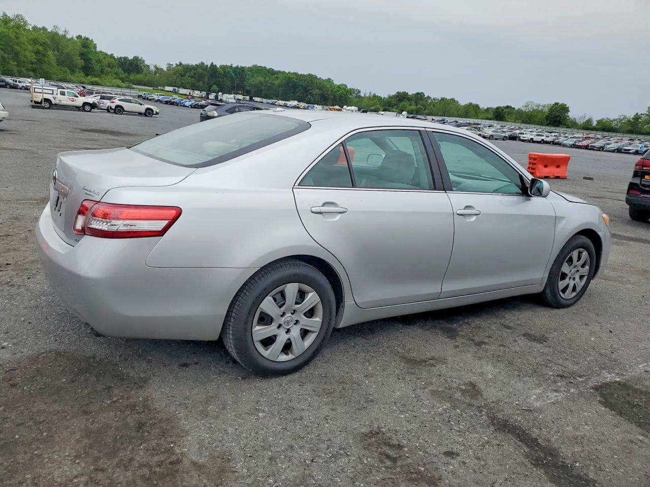 2011 TOYOTA CAMRY LE photo 5