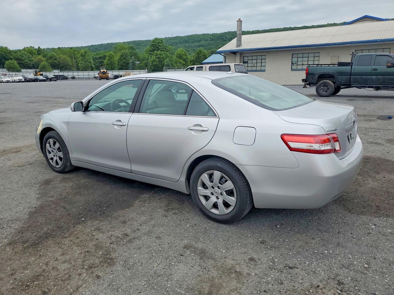 2011 TOYOTA CAMRY LE photo 3