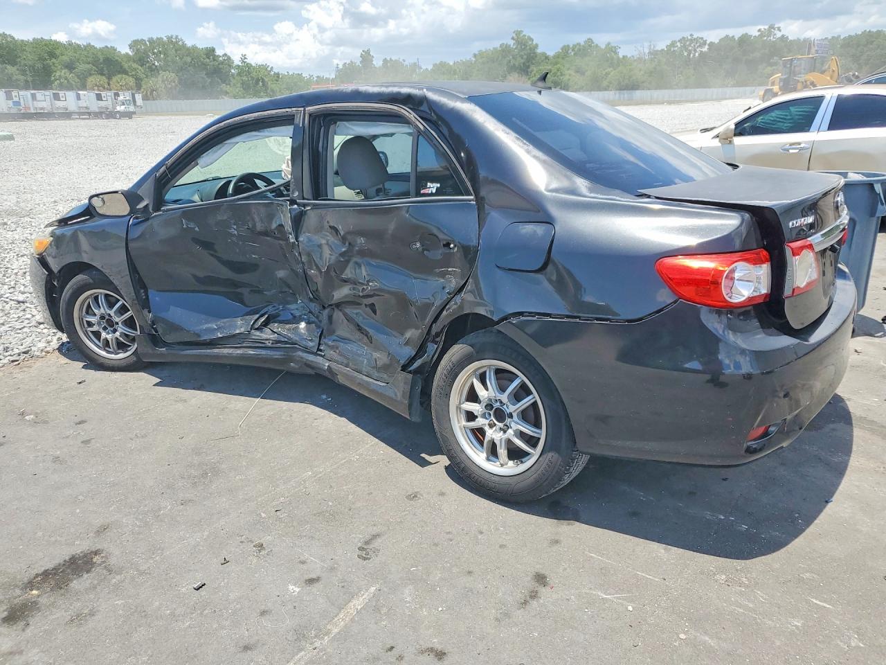 2011 TOYOTA COROLLA LE photo 4