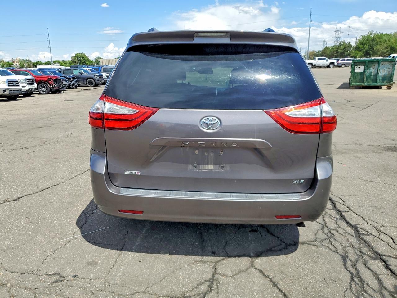 2015 TOYOTA SIENNA XLE 8-PASSENGER photo 11