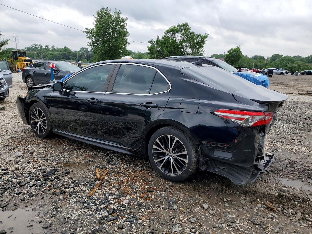 2019 TOYOTA CAMRY SE photo 4
