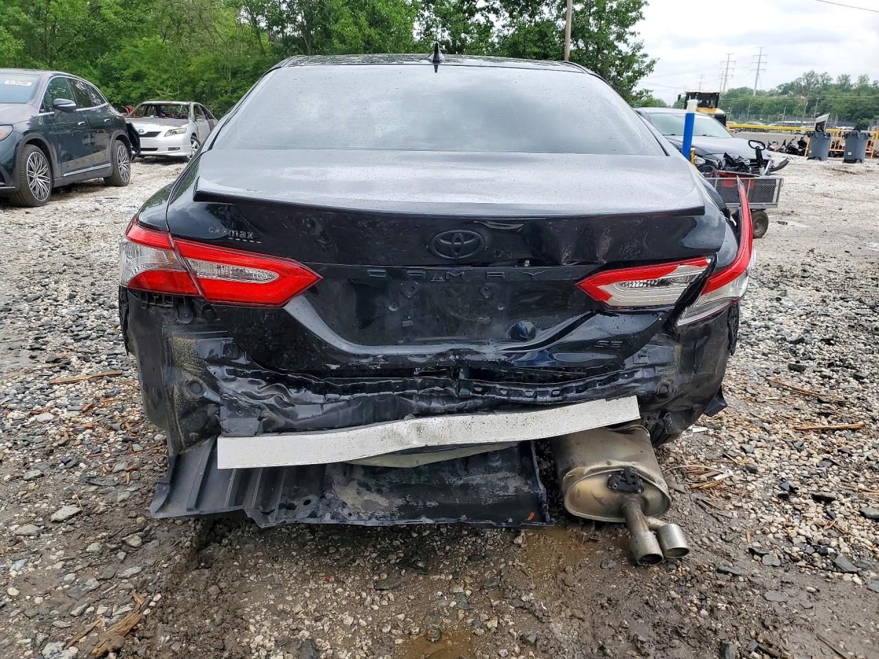 2019 TOYOTA CAMRY SE photo 16