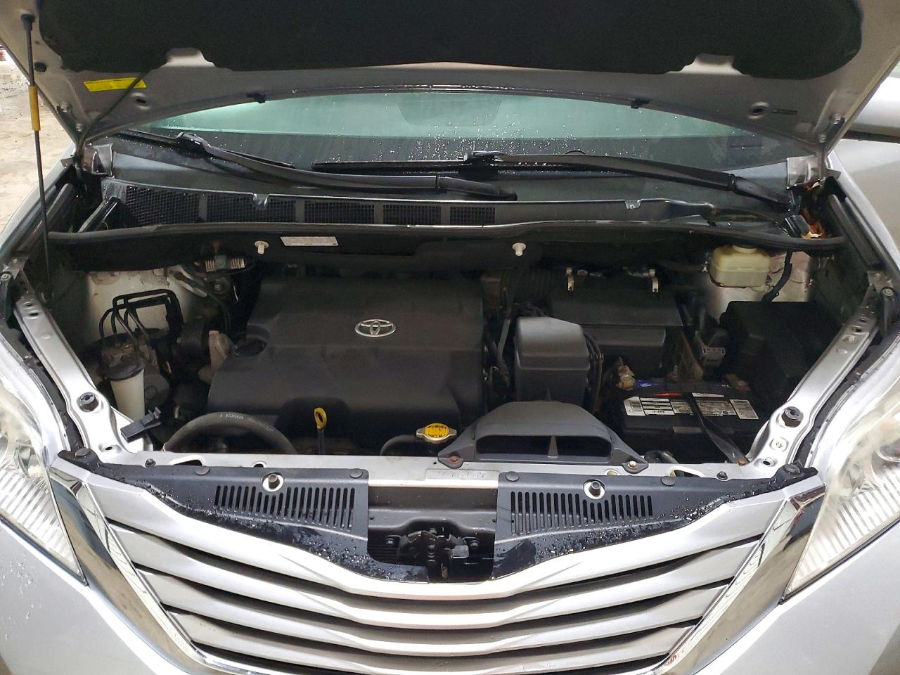 2015 TOYOTA SIENNA LE photo 23