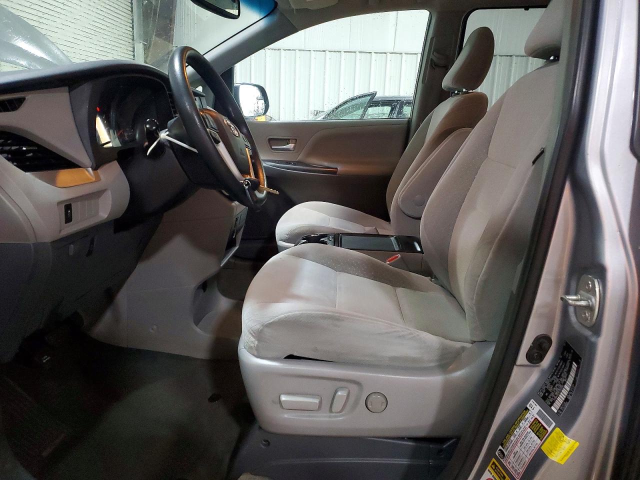 2015 TOYOTA SIENNA LE photo 13