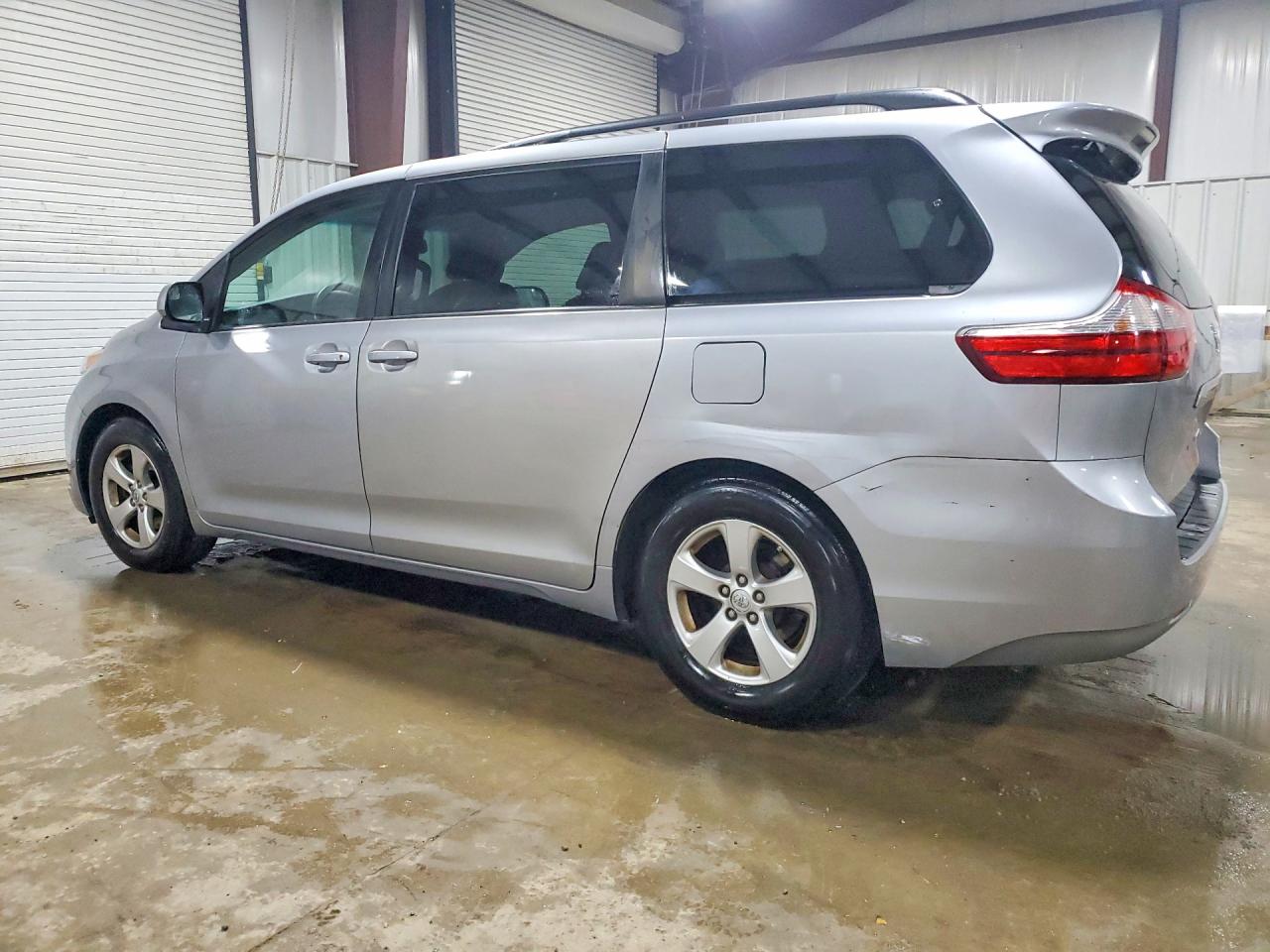 2015 TOYOTA SIENNA LE photo 3