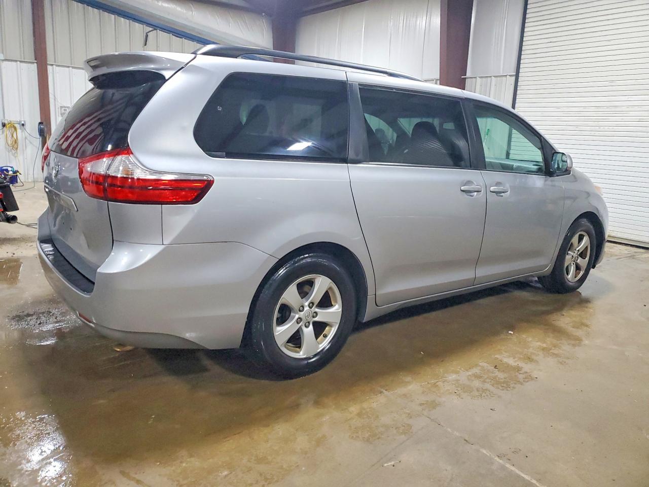 2015 TOYOTA SIENNA LE photo 5