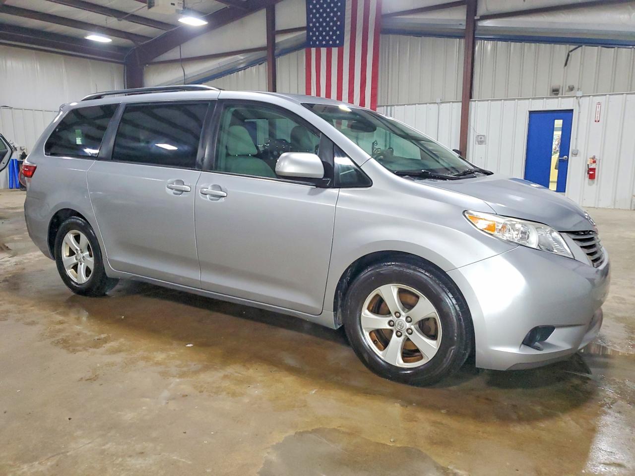 2015 TOYOTA SIENNA LE photo 7