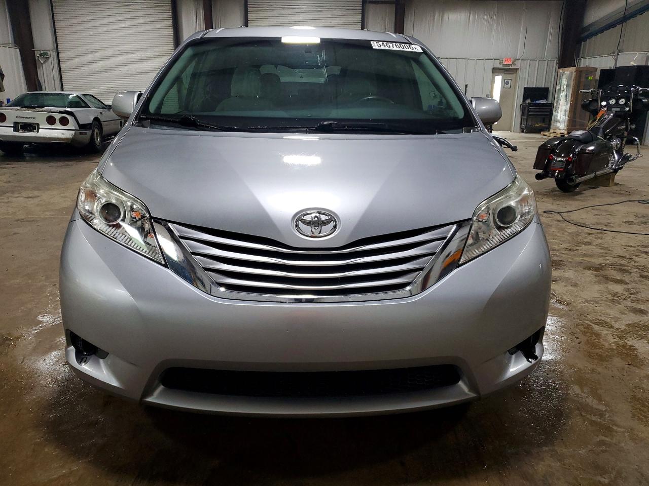 2015 TOYOTA SIENNA LE photo 9